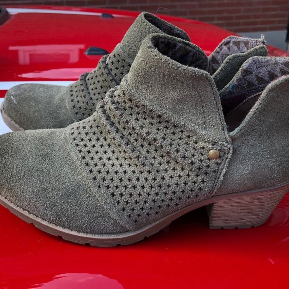 Green Ankle Boots by Earth! Size 6. NW (some tags)